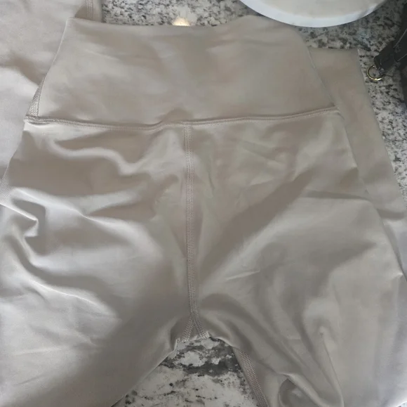 ALO Yoga Beige Leggings - Picture 6 of 9